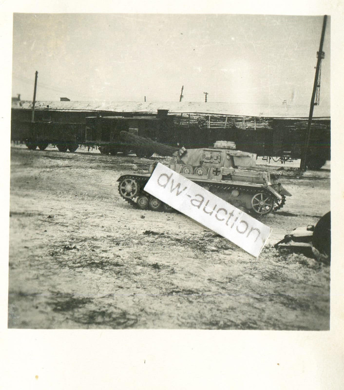 Panzer Langrohr in weißem Wintertarn Anstrich au