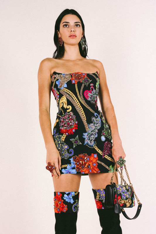 kendall-jenner-at-backstage-of-versace-fashion-show-in-milan-06-