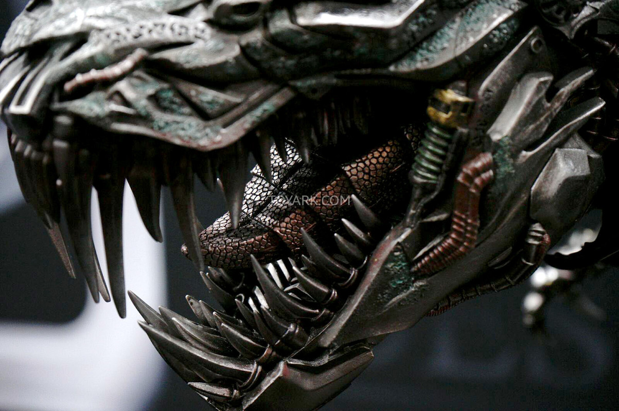 SDCC-2014-Sideshow-Transformers-Optimus-and-Grim