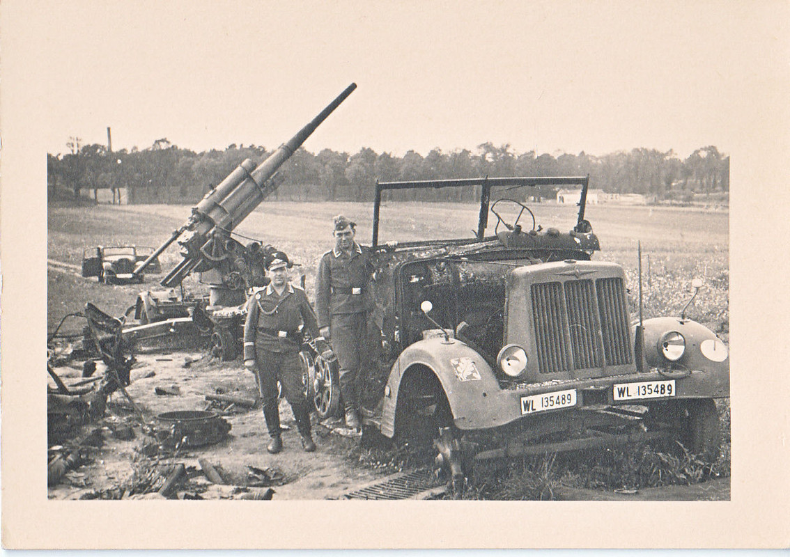 Soldaten besichtigen zerstörtes Kettenfahrzeug