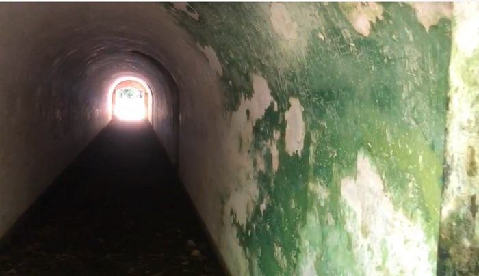 Ssalah satu lorong yang ada di Benteng Karang Bolong, Pulau Nusa Kambangan, Cilacap.