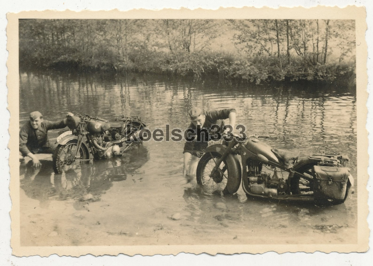 Foto Kradmelder waschen ihre Motorräder in einem Fluss in Russland 1941