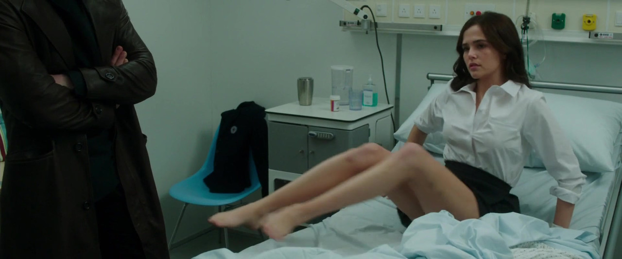 LEGS-COOL-Zoey-Deutch-12