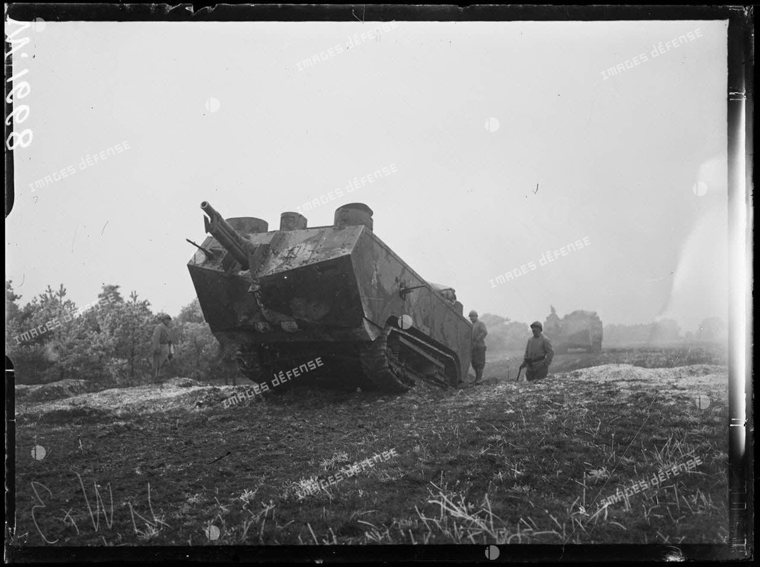 Mailly-le-Camp, chars Saint-Chamond à l'entrainement. [légende d'origine] (2)