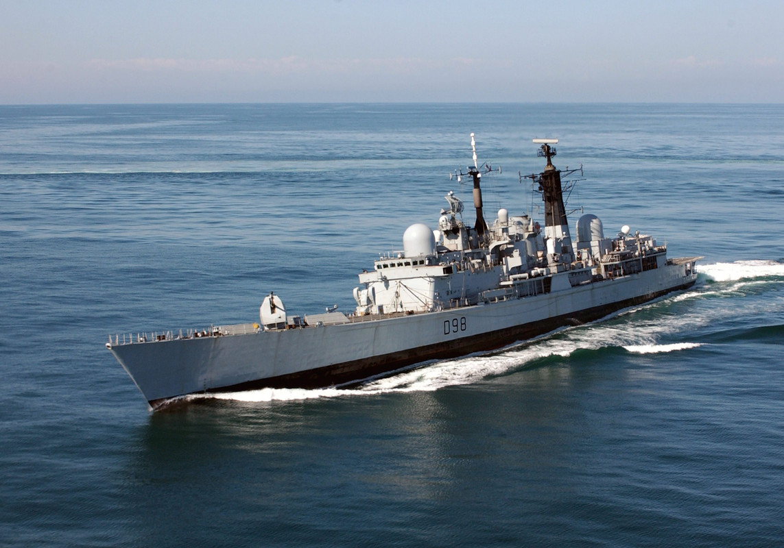 HMS York (D98) во время прибывания на Дальнем Востоке-1