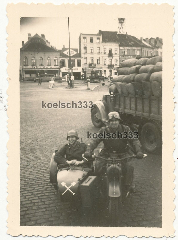 Foto Soldaten der Wehrmacht mit Beiwagen Motorrad in Brüssel Belgien Krad Spaten