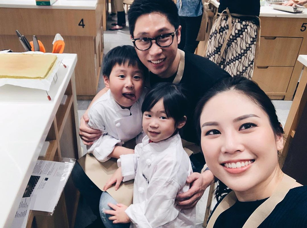Angela Tanoesoedibjo bersama suami dan kedua anaknya