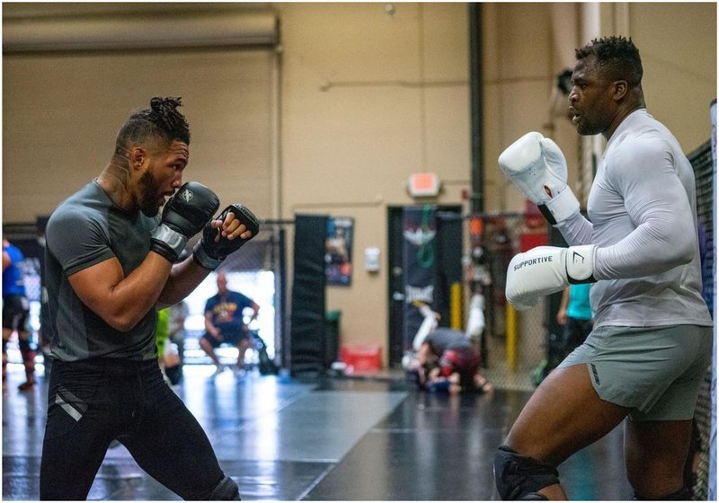 Кевин Лий тренира заедно с Франсис Нгану