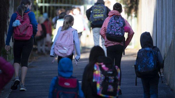 Anak-anak sekolah pergi ke sekolah setelah pemerintah mengizinkan sekolah untuk membuka kembali di bawah pedoman Level 2 di Wellington pada 18 Mei 2020. Pada 13 Mei 2020 Selandia Baru beralih dari penguncian Level 3 ke Level 2 untuk memulai kembali perekonomian setelah Covid 19 penyebaran virus cukup melambat. 