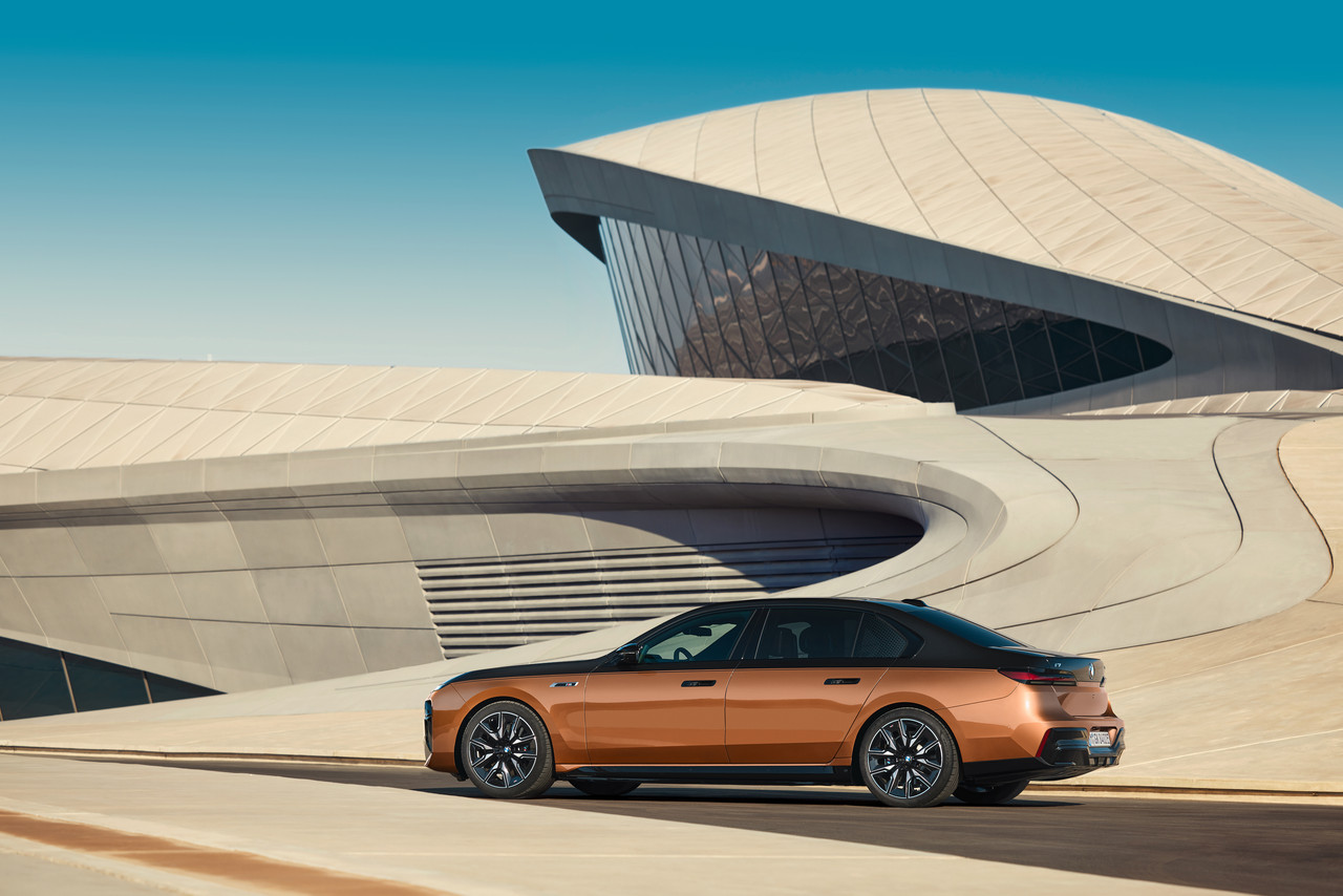 P90500587 high Res the bmw i7 m70 xdriv