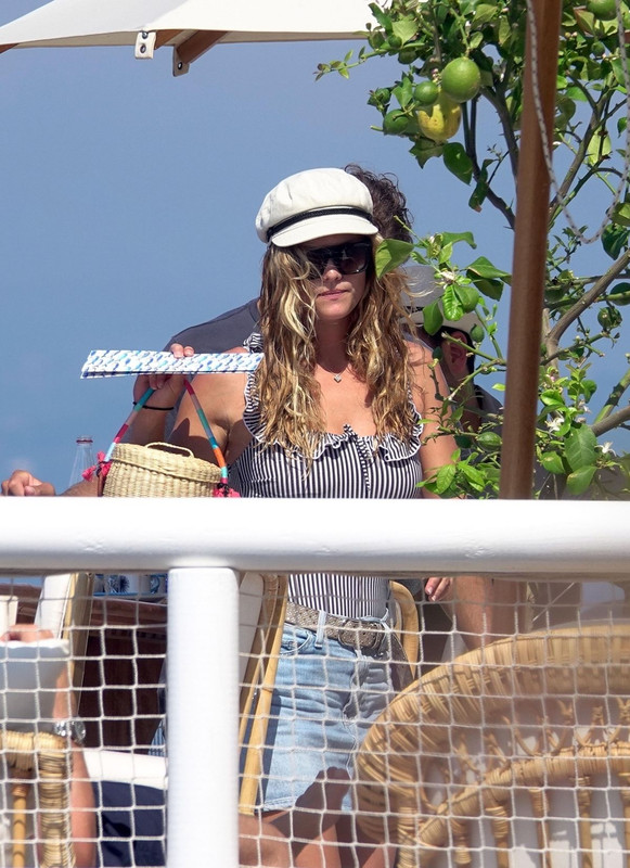 nina-agdal-in-swimsuit-on-holiday-in-capri-07-29-2018-1
