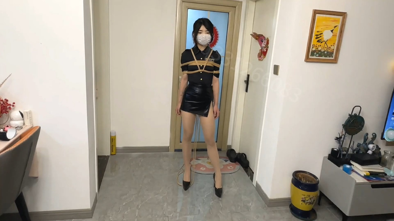 欢乐谷 单腿吊肉丝cosplay日本高跟女侦探.mp4_20230630_093205.363