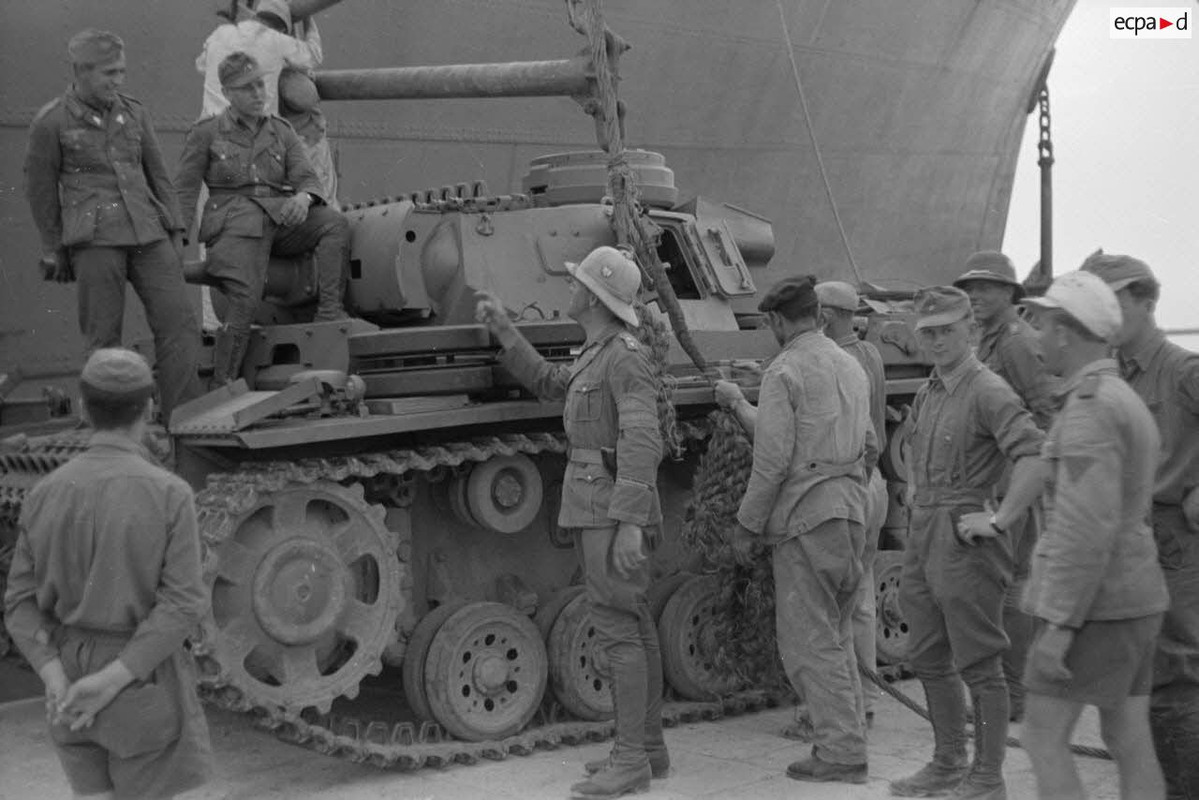 Dans le port de Tripoli, le déchargement d'un Panzer III (6)