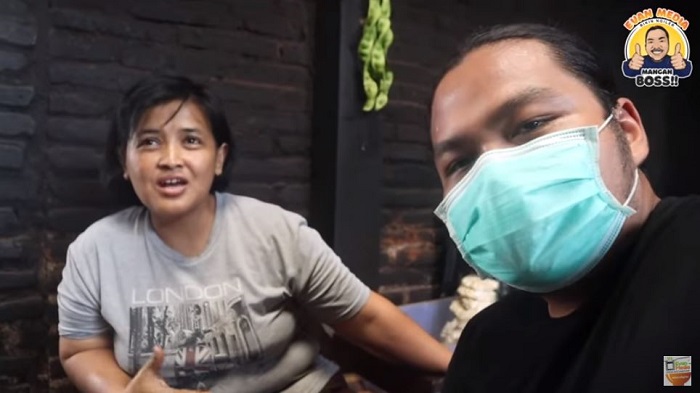 Gharda dari Evan Media berbincang dengan Ana selaku pengelola di warung makan Mangut Mbah Marto.