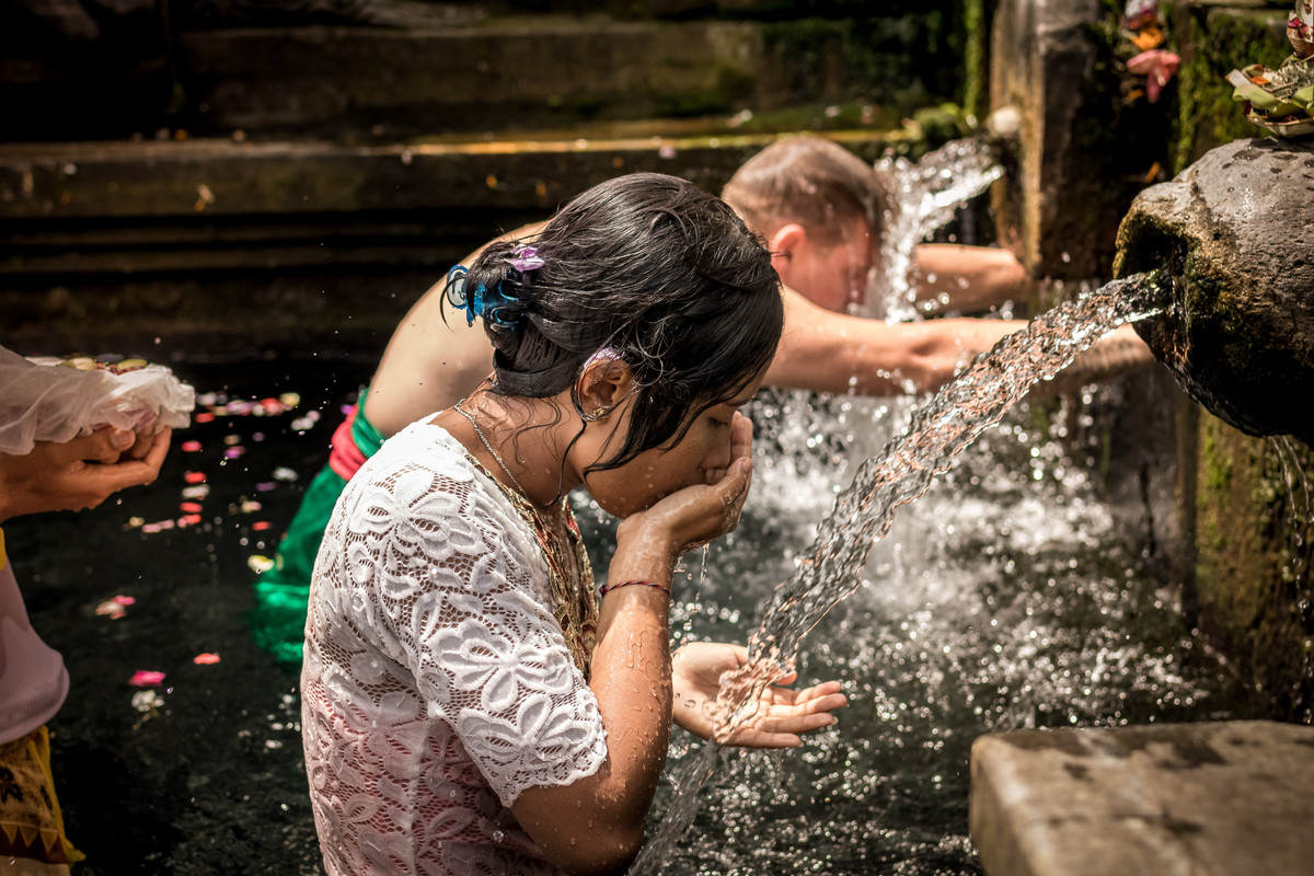 Melukat di Pura Tirta Empul