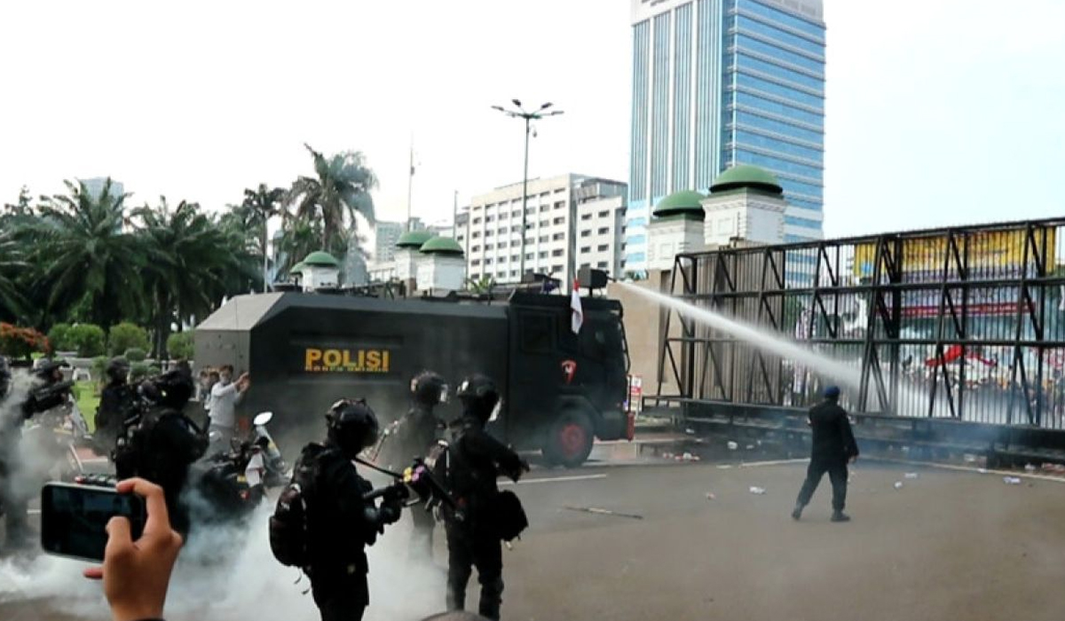 Ricuh! Polisi Tembakkan Gas Air Mata Saat Bubarkan Demo Sampai Masuk ke Masjid Agung! Ricuh! Polisi Tembakkan Gas Air Mata Saat Bubarkan Demo Sampai Masuk ke Masjid Agung!