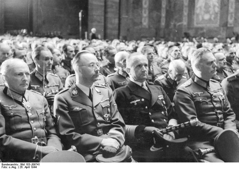 Invitados de honor en el servicio conmemorativo del RLM, Reichsluftfahrministerium, el 26 de abril de 1944. Generalfeldmarschall Günther von Kluge, Reichsführer SS Reichsminister Heinrich Himmler, Grossadmiral Karl Dönitz, Generalfeldmarschall Wilhelm Keitel