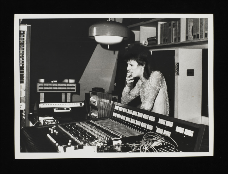 Bowie-in-a-recording-studio-Photo-by-Mick-Rock-1973-Mick-Rock-1