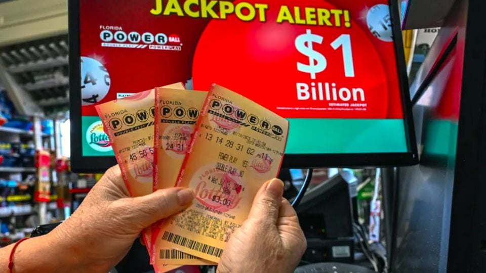 ¡Adiós a las deudas! Hispano le 'pega' a la lotería en EU; premio fue de mil millones de dólares