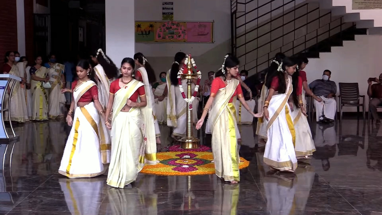 Cute Beautiful Malayali girl Navel slips while thiruvathira.mp4_snapshot_00.23.284