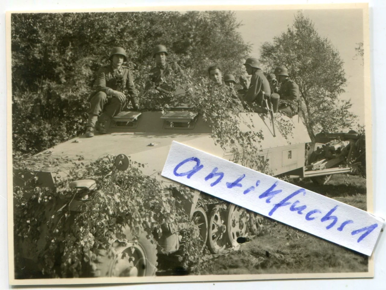 Foto Deutscher SPW Schützen Panzer mit Besatzung an der Invasionsfront 1944