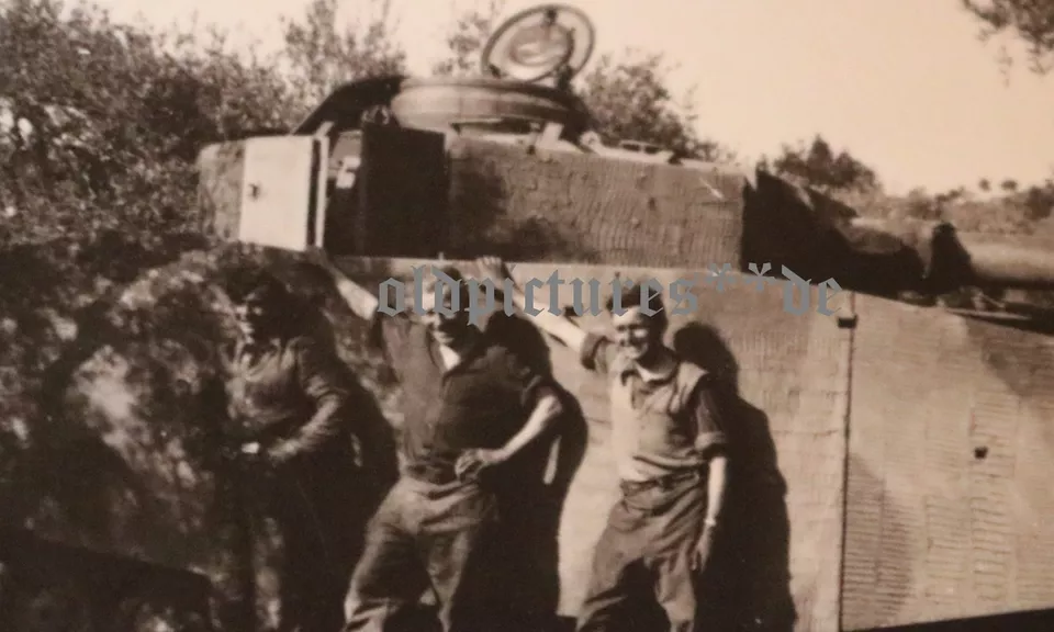 sechs tolle alte Fotos - Panzertruppe mit Panzer IV Ausf. H - Zimmerit - Seitenk (1)
