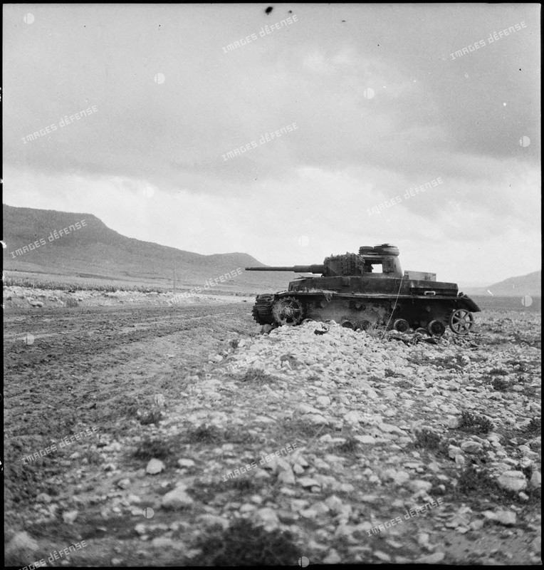 Epave d'un char allemand Panzer-IV sur le champ de bataille de Kasserine (1)