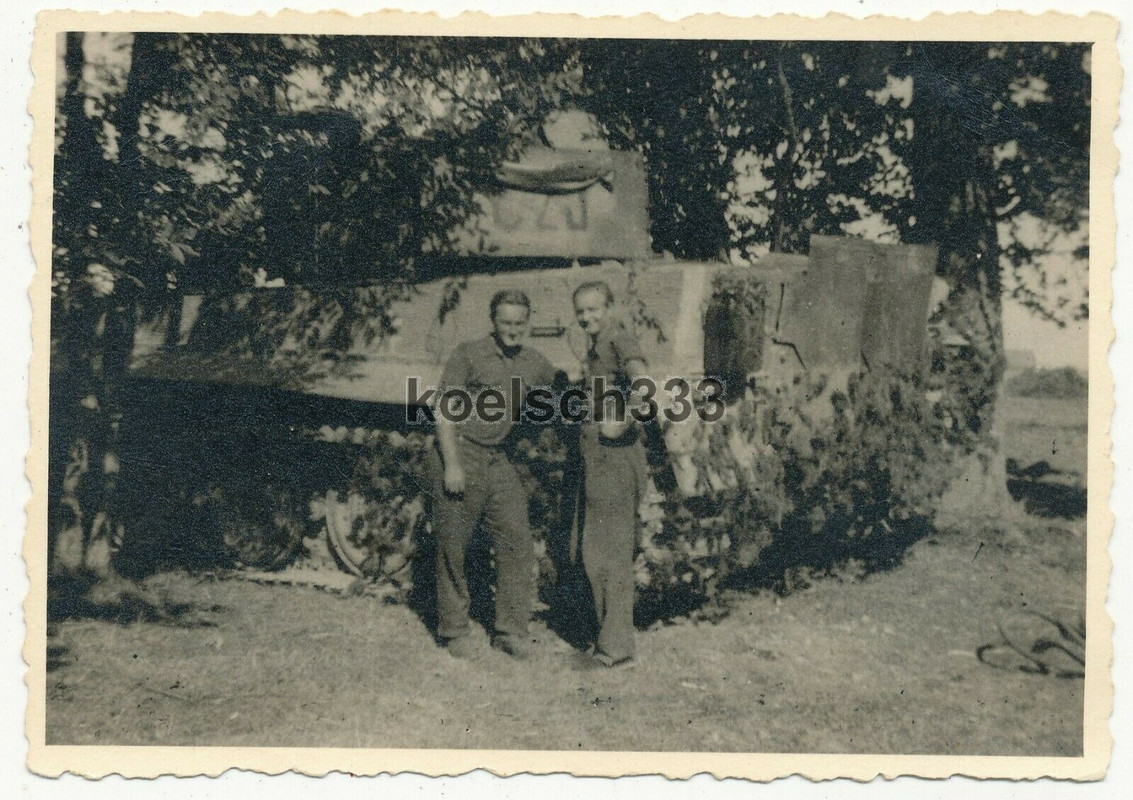 Foto Panzermänner der Wehrmacht am schweren Tiger Panzer VI in Fliegerdeckung !!