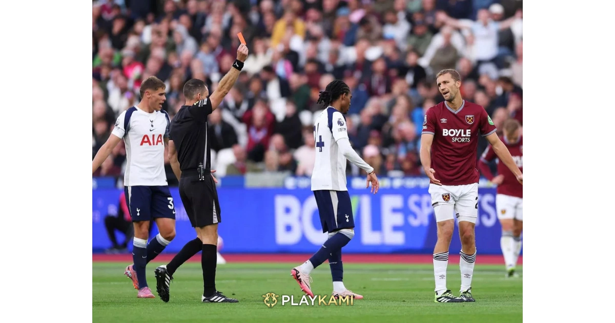 Tomas Soucek dikartu merah usai tekel keras terhadap Joao Palhinha