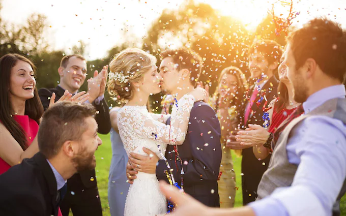 How to Handle Guest Lists and Invitations Last-Minute