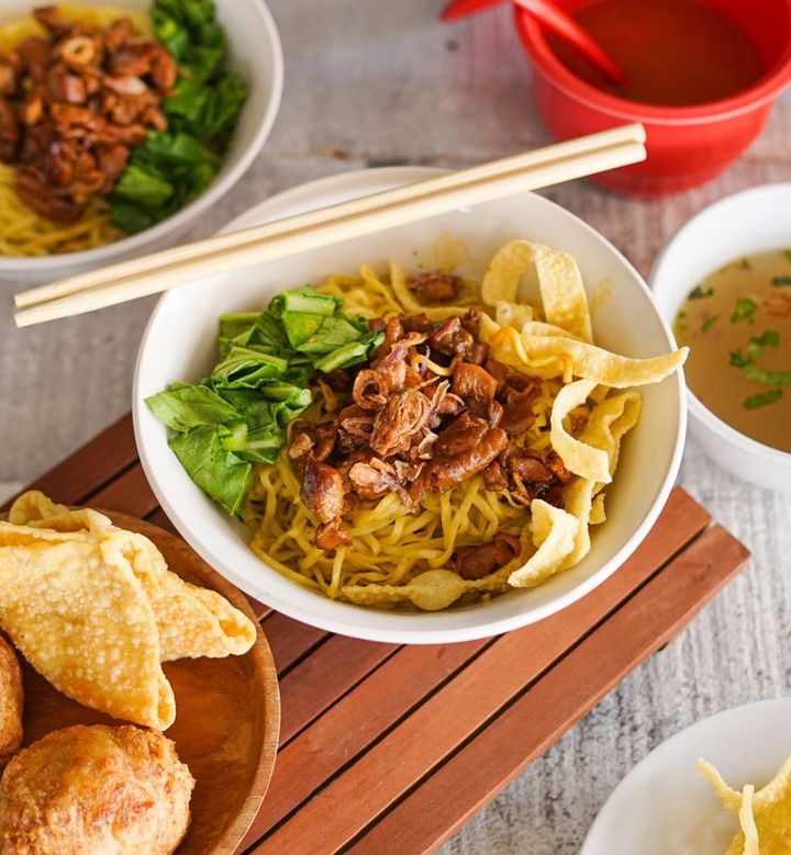 Sajian mi ayam di Bakso Kemon, cocok untuk pilihan makan siang enak di Bekasi.