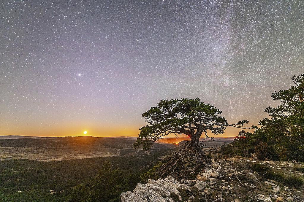 Puesta de Luna. Detalle de la secuencia de puesta lunar con paisaje nocturno