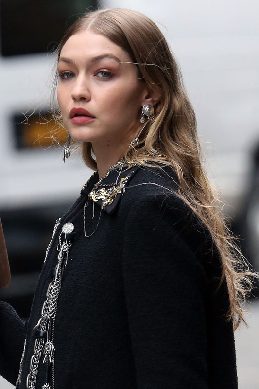 gigi-hadid-on-the-set-of-a-photoshoot-in-new-york-05-31-2018-2