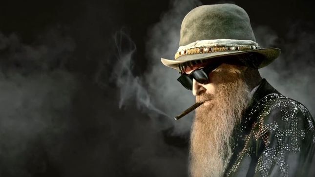 Billy Gibbons röker en cigarett (eller weed)
