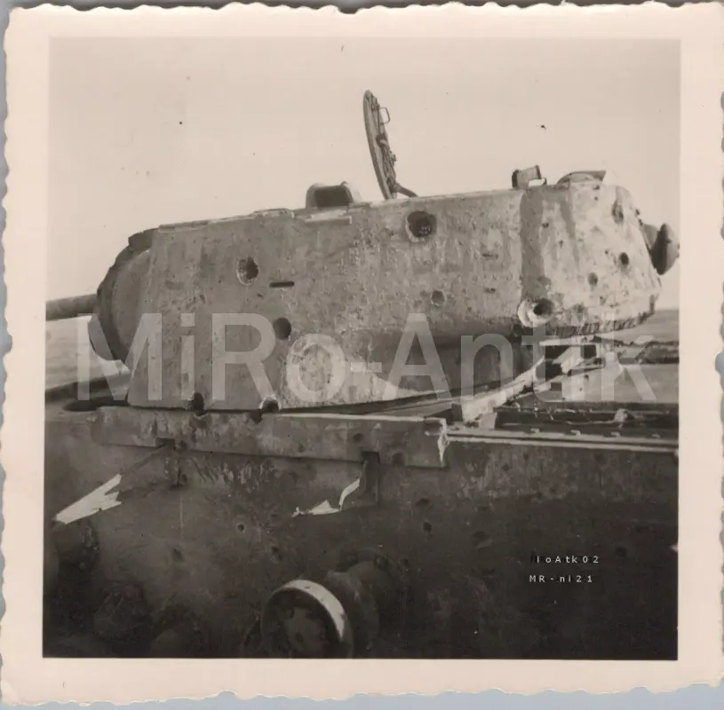 Foto, Wk2, russischer Panzerturm mit Pak Einschlägen, Russland XT55141