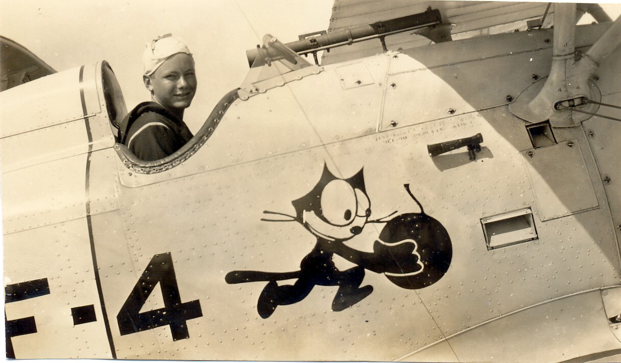 El Gato Félix. Durante la segunda guerra mundial, el personaje se hizo tan famoso, que fue elegido como mascota por el escuadrón de caza 2-B. Así, en los biplanos de dicho escuadrón aparecía Félix sosteniendo una bomba El Gato Félix. Durante la segunda guerra mundial, el personaje se hizo tan famoso, que fue elegido como mascota por el escuadrón de caza 2-B. Así, en los biplanos de dicho escuadrón aparecía Félix sosteniendo una bomba