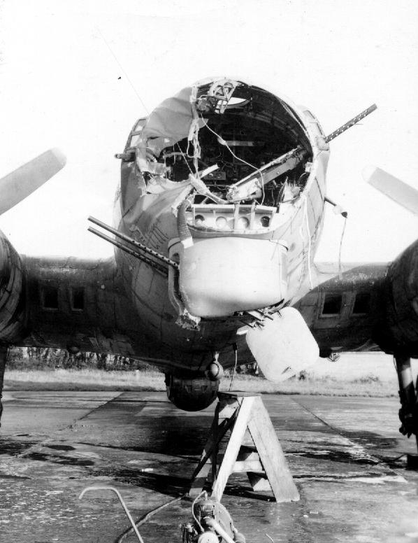 Avions insolites - Page 16 B-17-battle-damaged-force-landed-Troston-AD-avec-Mike-Brochmann-30-5-45