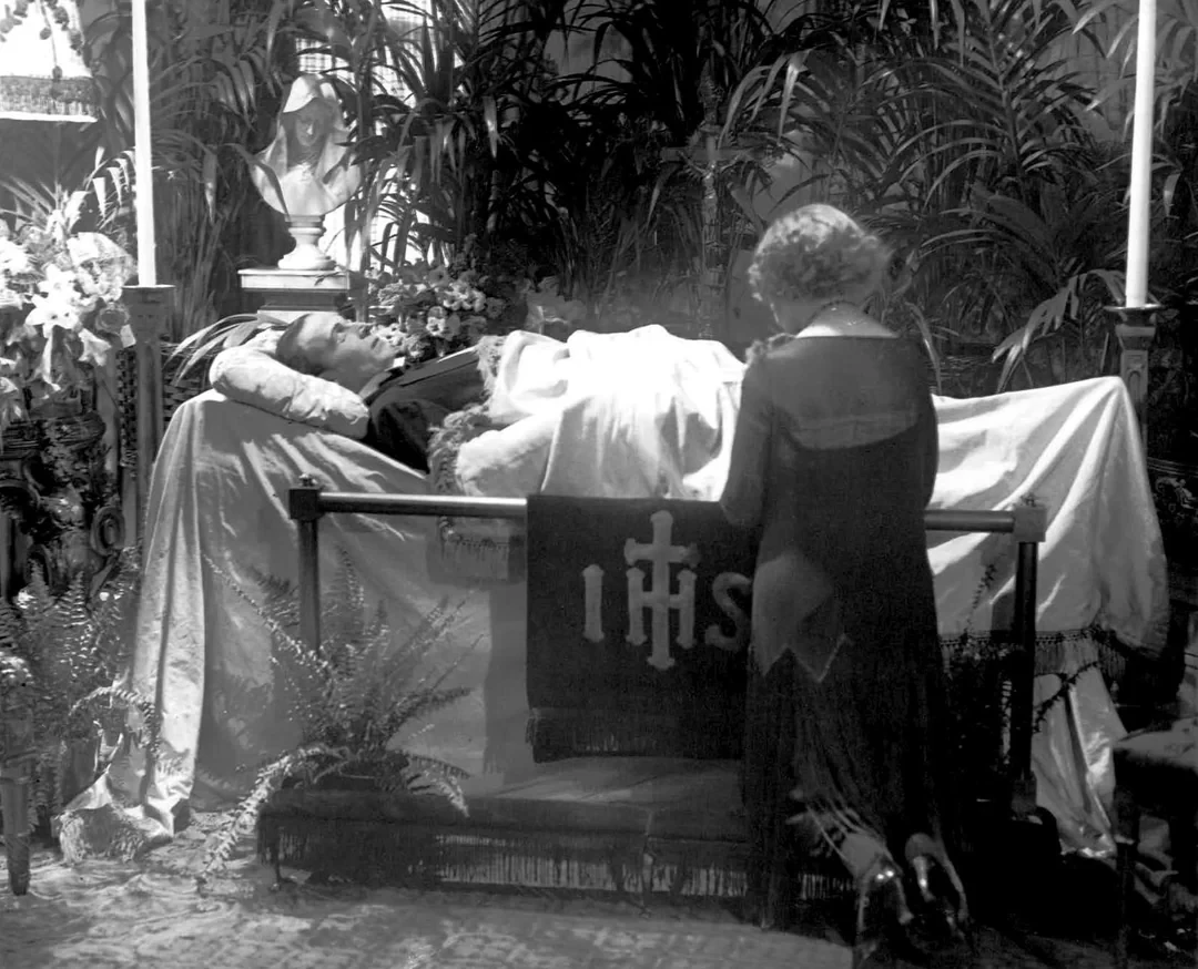 august 24th 1926 a fan named eva miller kneels at v0 3uguqdtkvblh1