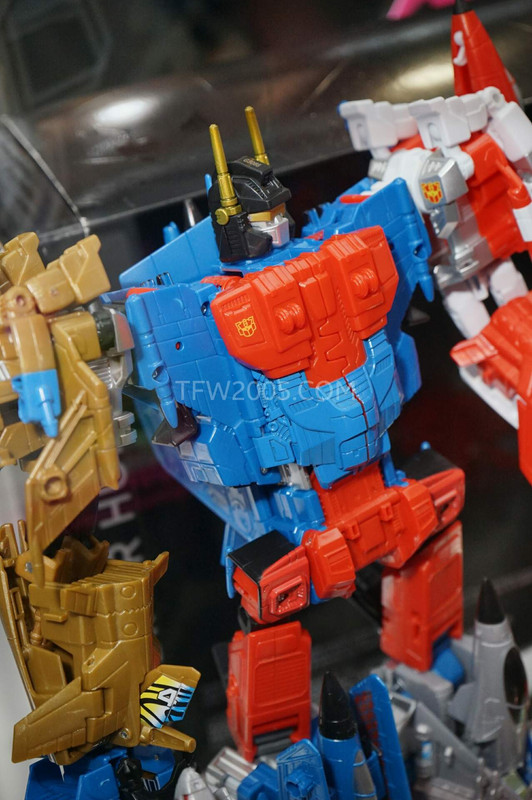 SDCC2015-Hasbro-Case-Transformers-Combiner-Wars-