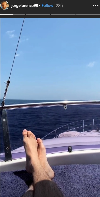 Jorge Lorenzo wisata naik kapal