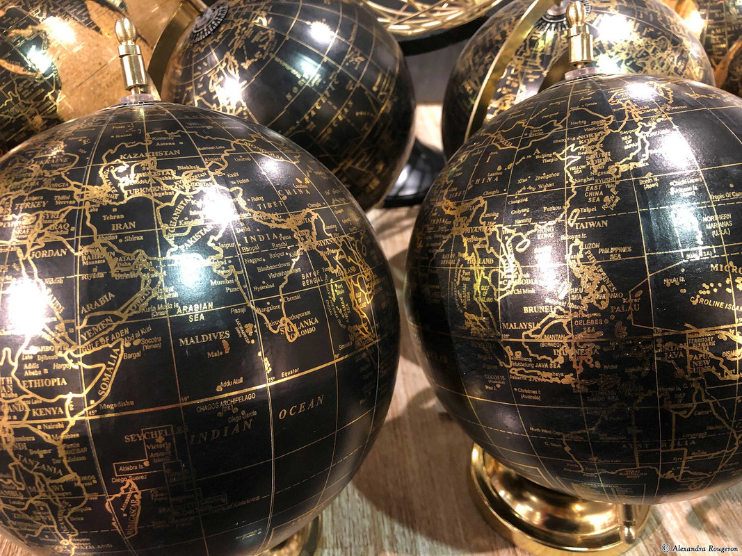 goldandblackglobes.jpg