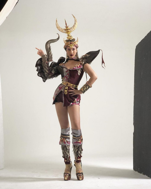 Anya Geraldine mengenakan kostum komodo.