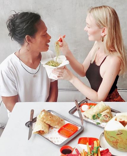 Nur Khamid disuapin istrinya