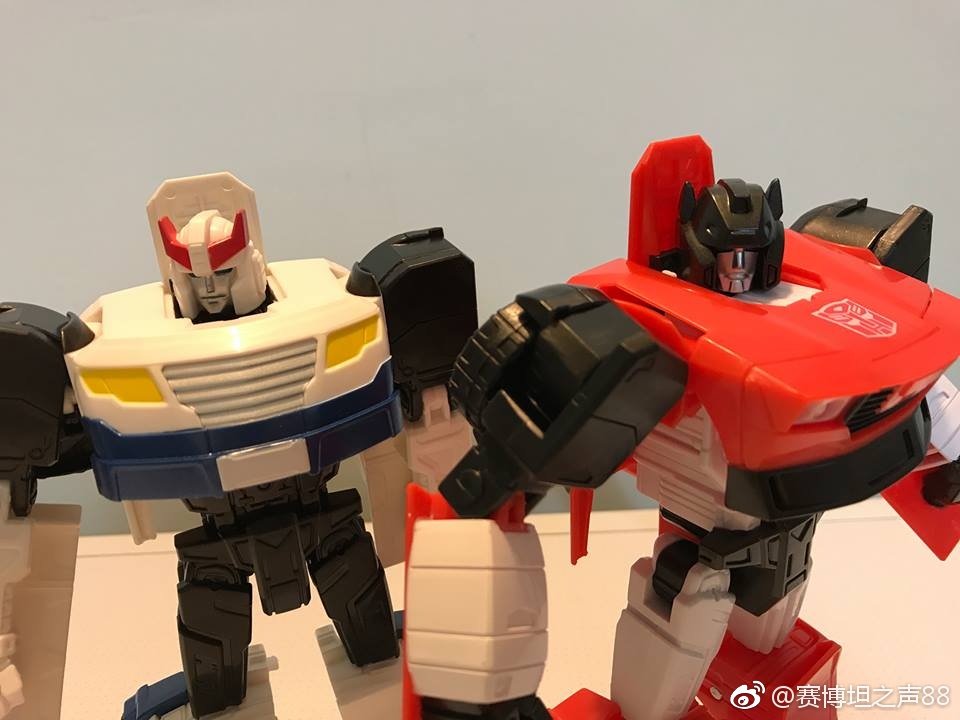 03-Cyber-Batallion-Sideswipe-In-Hand-Images