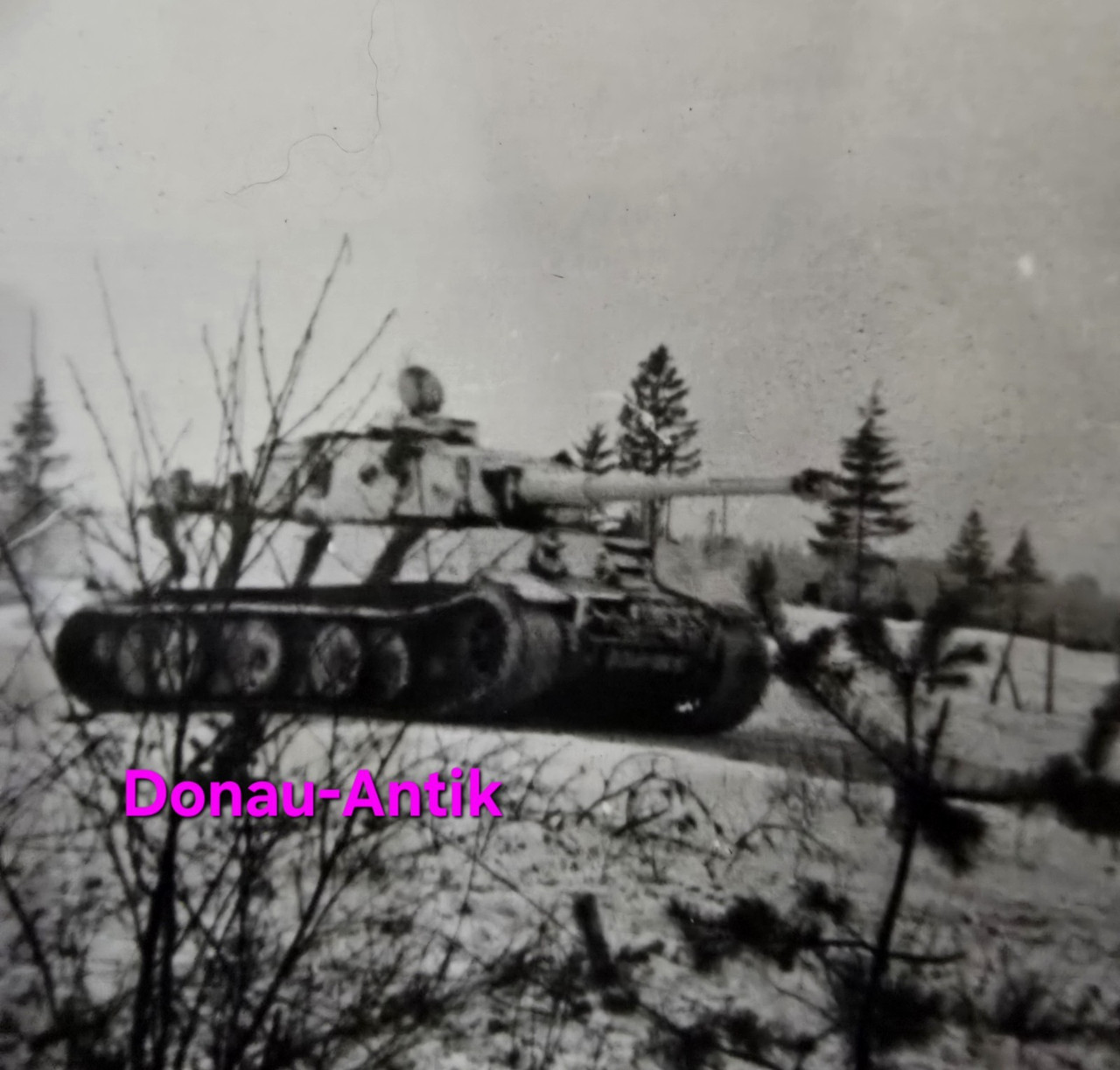 Foto Panzerkampfwagen VI Tiger Panzer Tank Wintertarn Tarn Camouflage Osten (2)