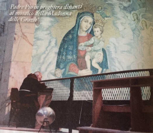 La corona stretta fra le dita/ Il Rosario di Padre Pio dans Fede, morale e teologia San-Padre-Pio-da-Pietrelcina-dinnanzi-al-mosaico-della-Madonna-delle-Grazie