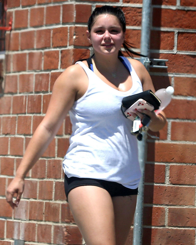 Ariel-Winter-Short-Shorts-in-LA-28 (1)