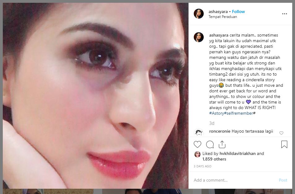 Asha Shara mengunggah fotonya yang tak mengenakan hijab