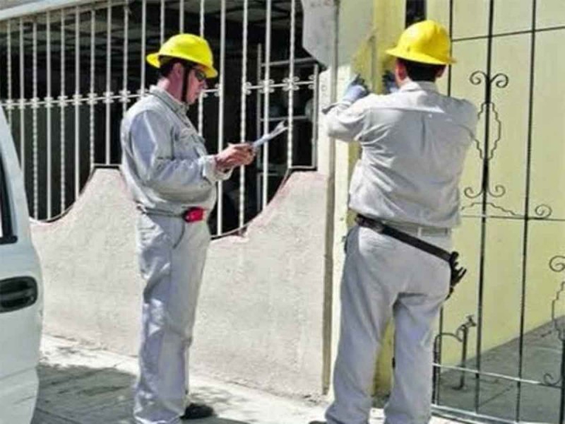 Sujeto con uniforme de CFE ataca sexualmente a mujer en CDMX