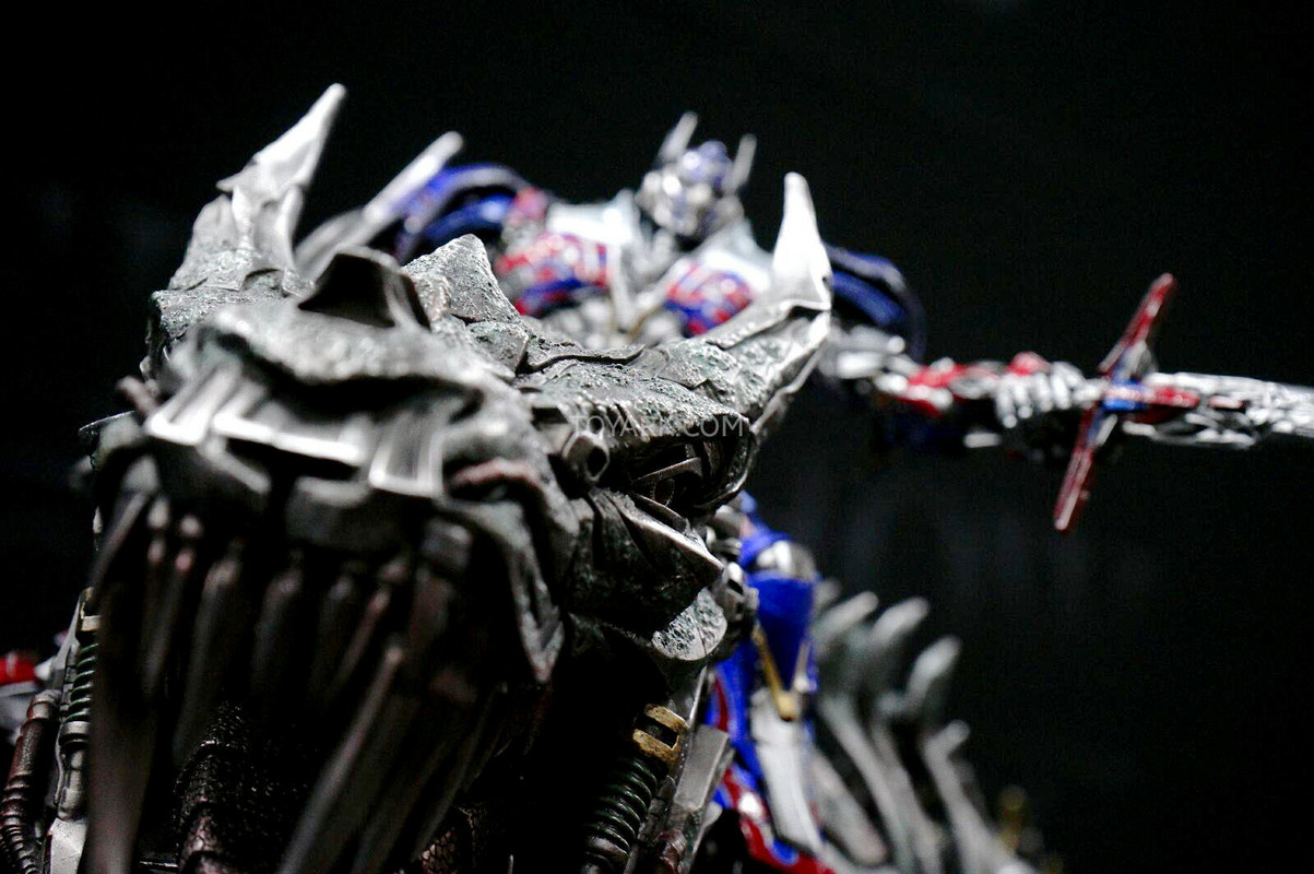 SDCC-2014-Sideshow-Transformers-Optimus-and-Grim